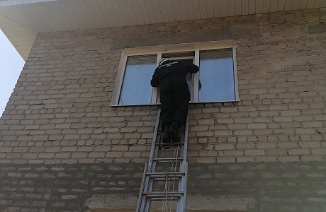 Спасатели обеспечили полицейским доступ в квартиру