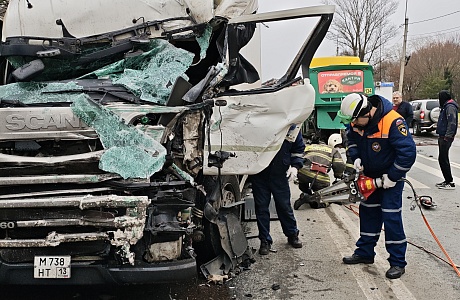 Спасатели деблокировали водителя, зажатого в автомобиле в результате ДТП