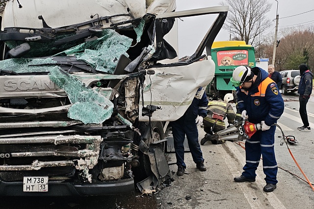 Спасатели деблокировали водителя, зажатого в автомобиле в результате ДТП