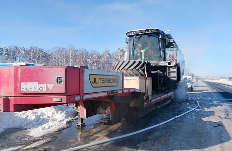 Пожарные потушили горящий на трассе автомобиль