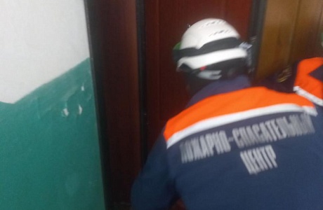 Спасатели помогли пожилой женщине получить медицинскую помощь