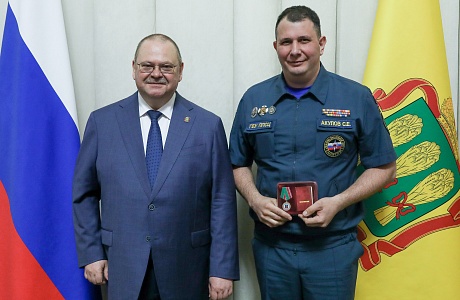 Губернатор вручил медаль начальнику ГУ "ППСЦ"