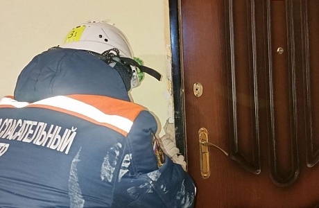 Спасатели обеспечили доступ в квартиру представителям полиции и родителям  малолетнего ребенка.