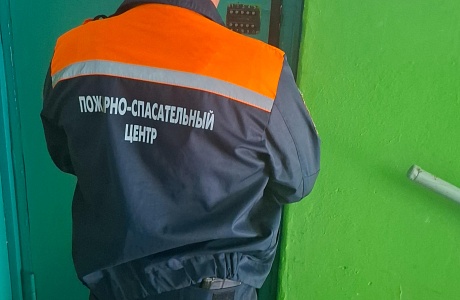 Спасатели помогли обеспокоенным родственникам попасть в квартиру Спасатели помогли обеспокоенным родственникам попасть в квартиру