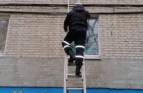 Спасатели помогли женщине получить медицинскую помощь