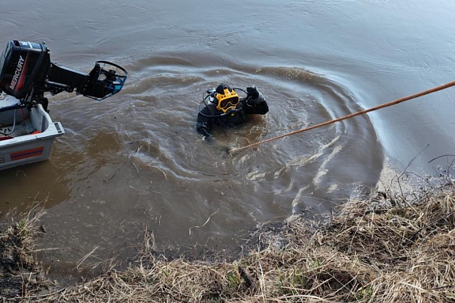 Спасатели произвели водолазный поиск