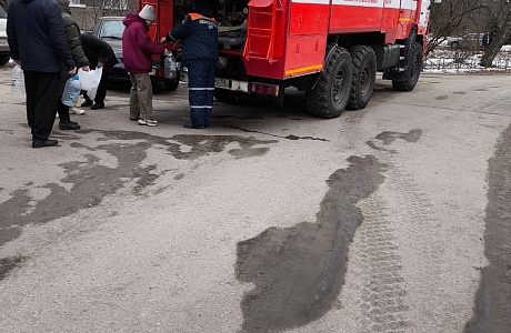 Пожарные развозили воду жителям Пензы