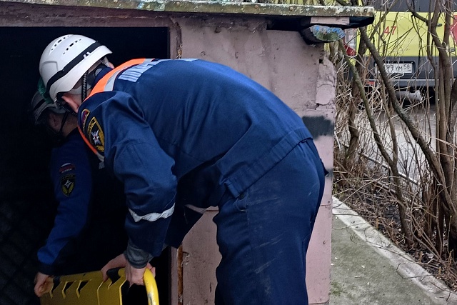 Спасатели помогли пожилой женщине получить медицинскую помощь Спасатели помогли пожилой женщине получить медицинскую помощь
