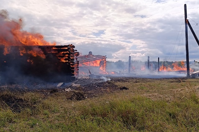Пожарные ликвидировали возгорание в Никольском районе