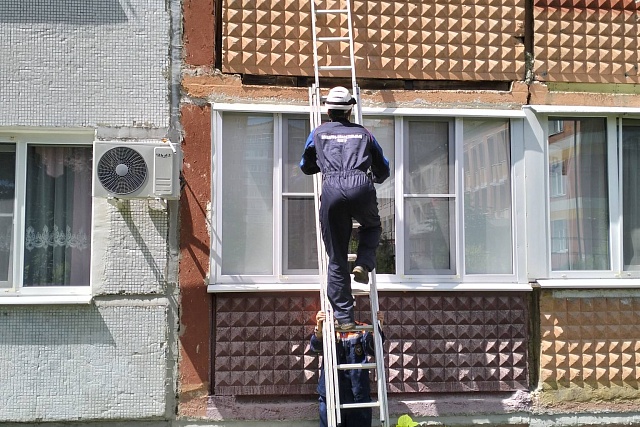 Спасатели помогли матери попасть в запертую квартиру к ребенку Спасатели помогли матери попасть в запертую квартиру к ребенку