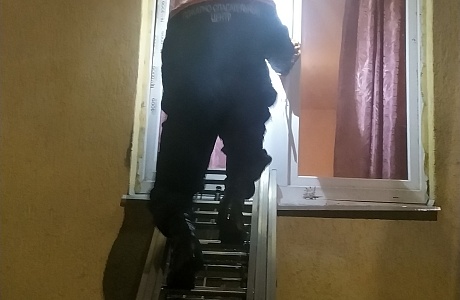 Спасатели обеспечили полицейским доступ в квартиру.