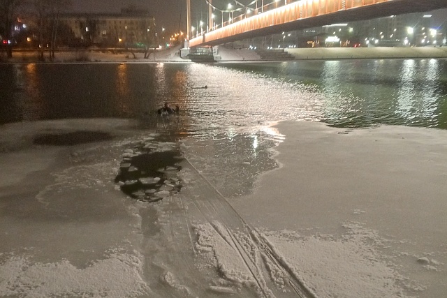 Спасатели извлекли из воды тонущего мужчину Спасатели извлекли из воды тонущего мужчину
