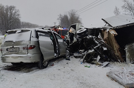 Спасатели деблокировали тела погибших, зажатые в автомобиле в результате ДТП